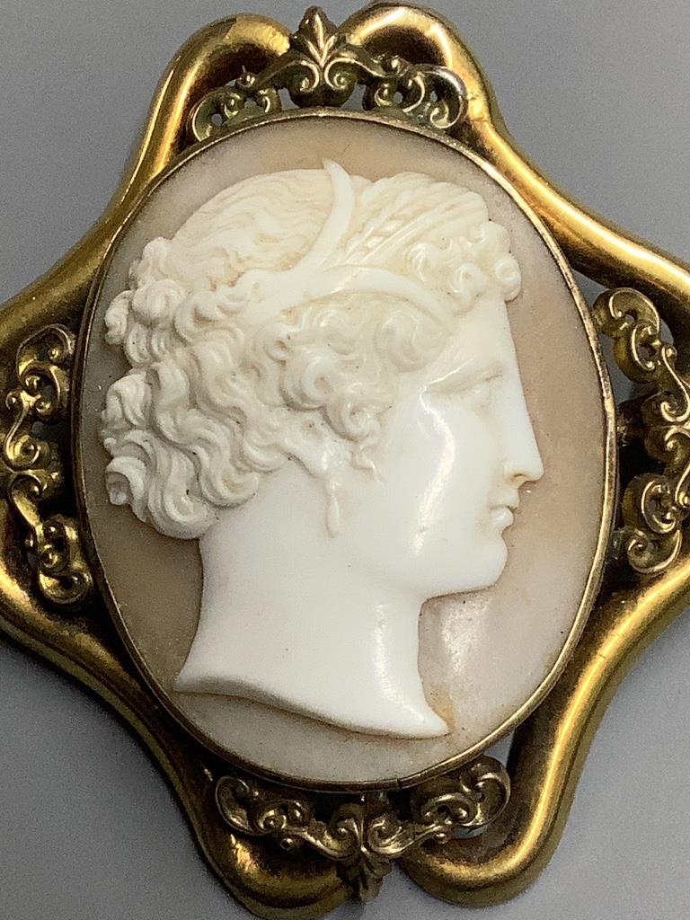 A Victorian pinchbeck and cameo shell set oval brooch, 6 cm.